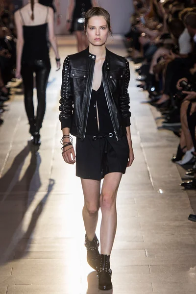 Look 28